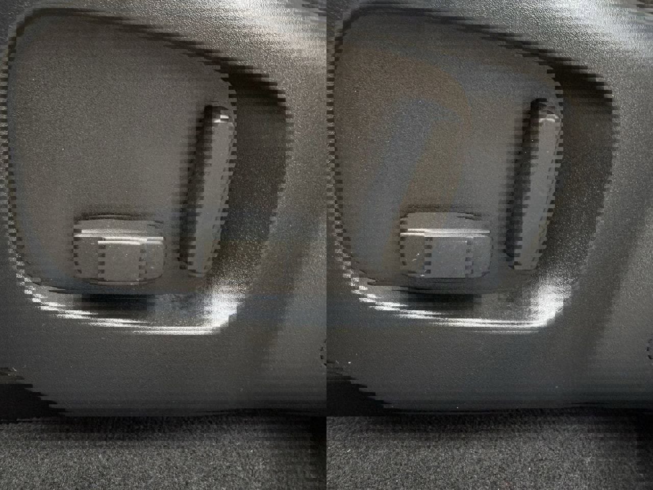 Used 2018 Land Rover Range Rover Velar S image 28