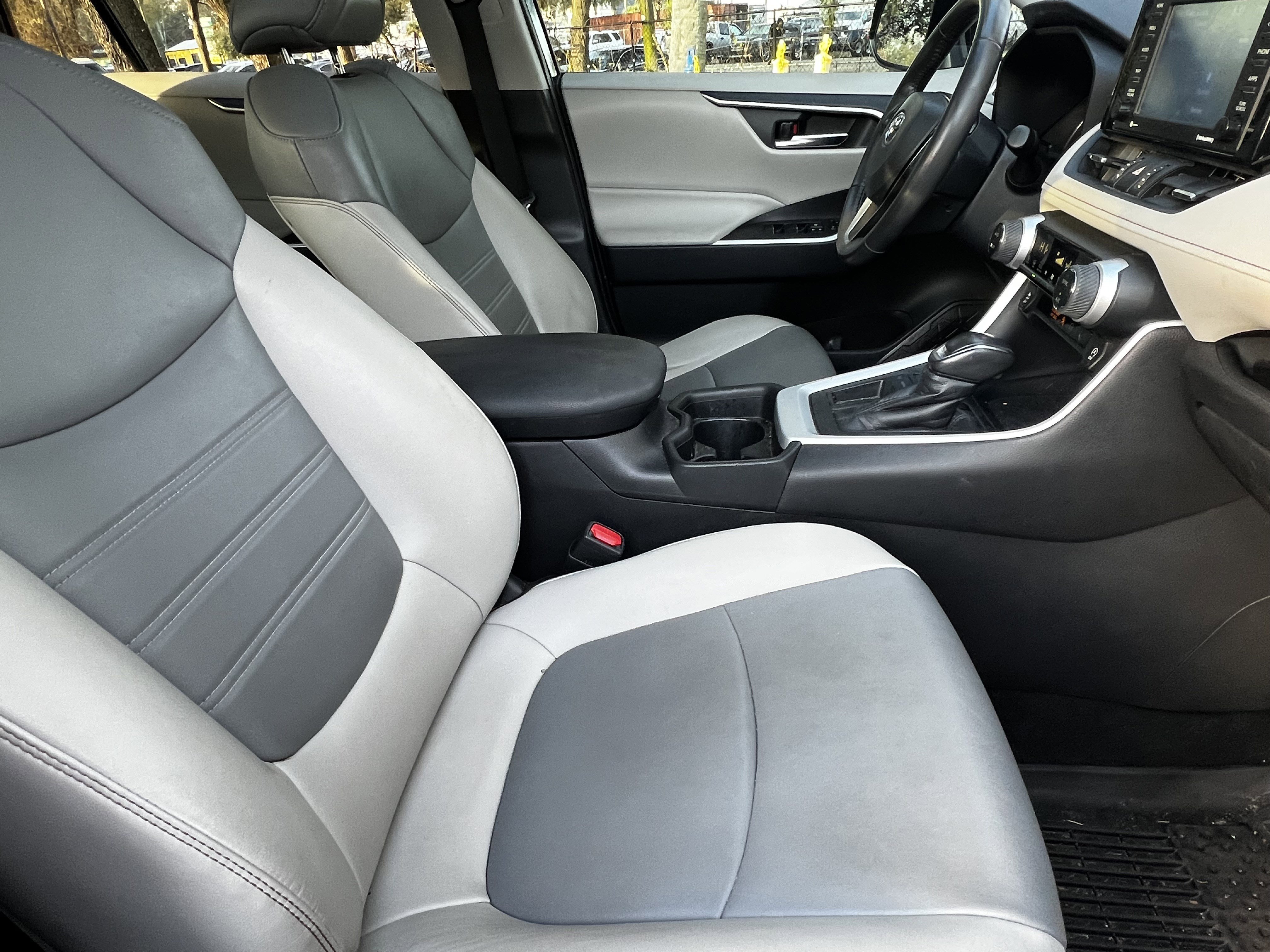 Used 2020 Toyota RAV4 XLE Premium image 46