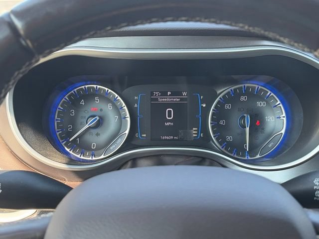 Used 2017 Chrysler Pacifica Touring-L w/ Tire & Wheel Group FWD image 22