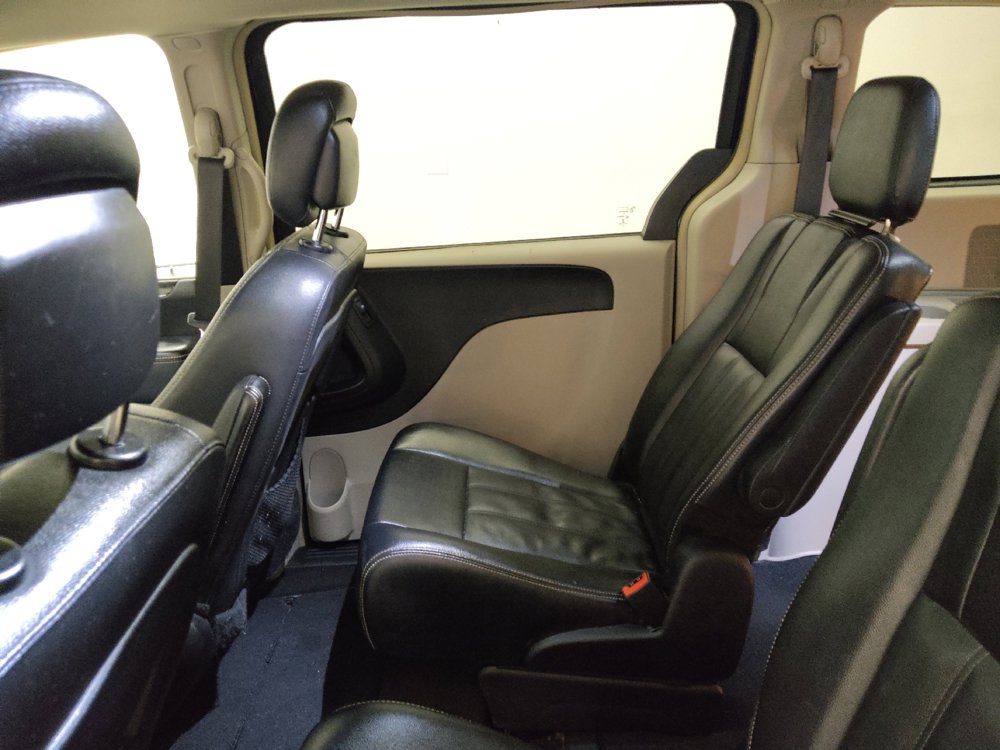 Used 2016 Chrysler Town & Country Touring image 18