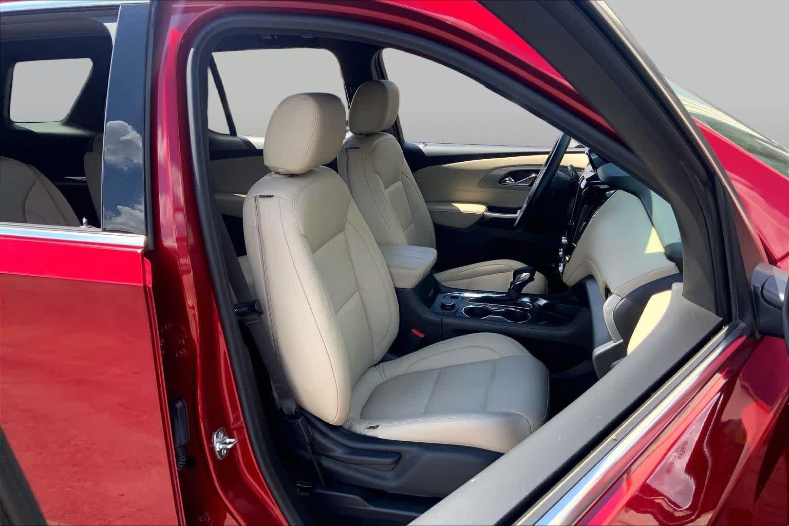 Used 2023 Chevrolet Traverse LT FWD image 9