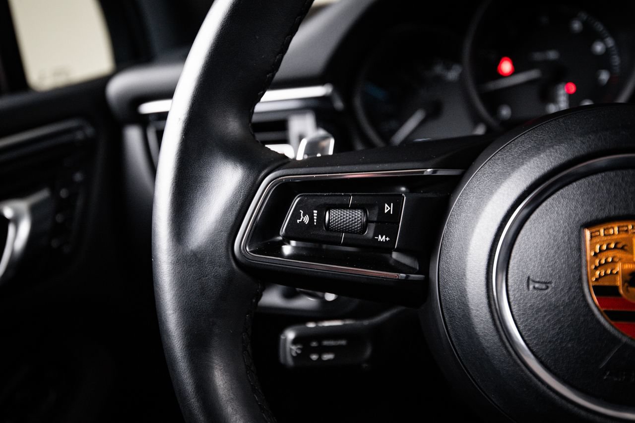 Certified 2022 Porsche Macan AWD/4WD image 17