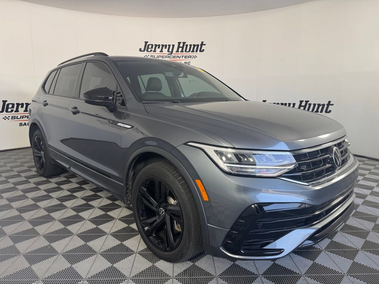 Used 2023 Volkswagen Tiguan SE R-Line FWD image 6