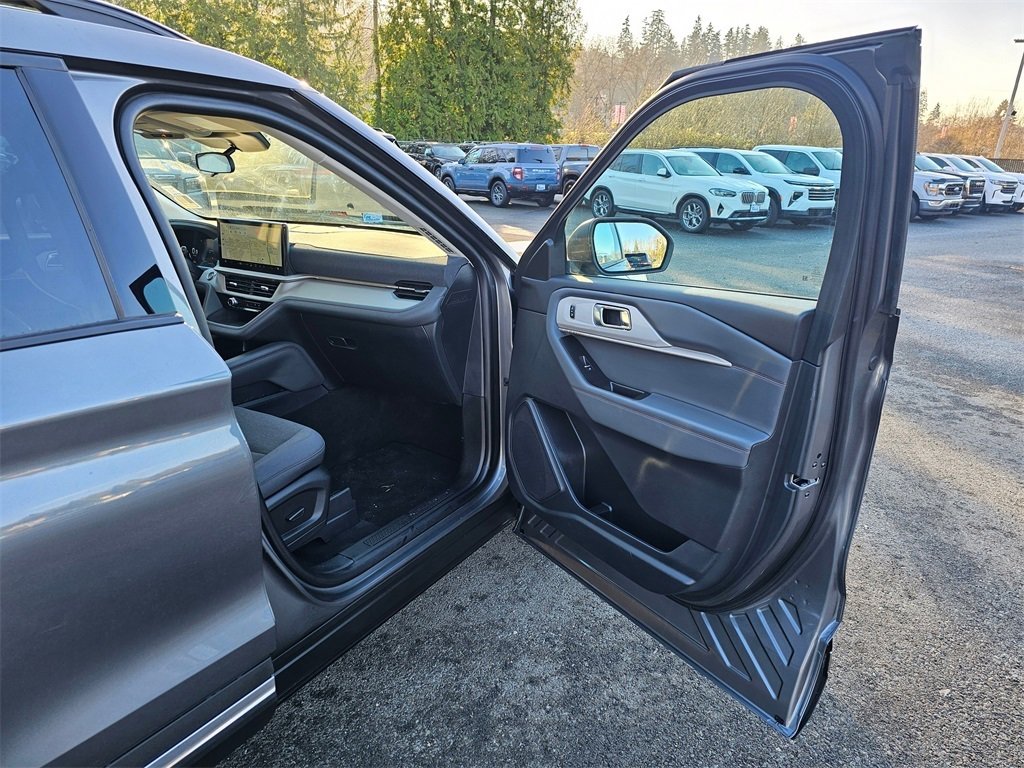 Used 2025 Ford Explorer Active image 30