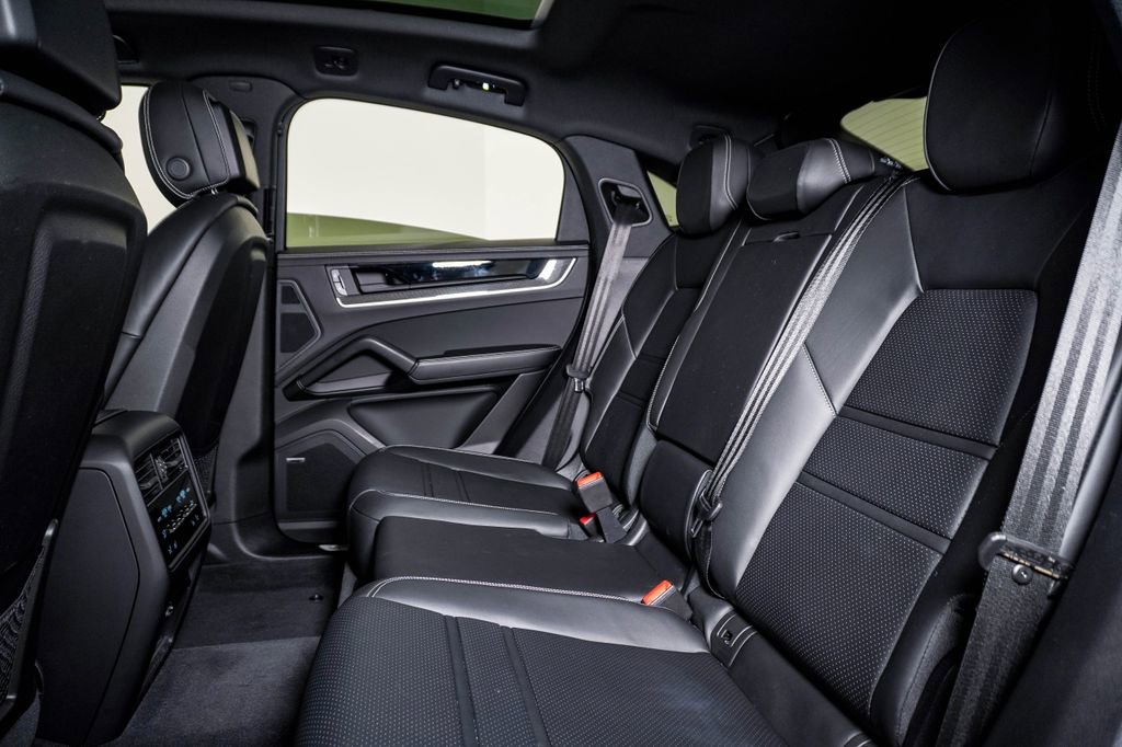 Certified 2025 Porsche Cayenne Coupe image 17