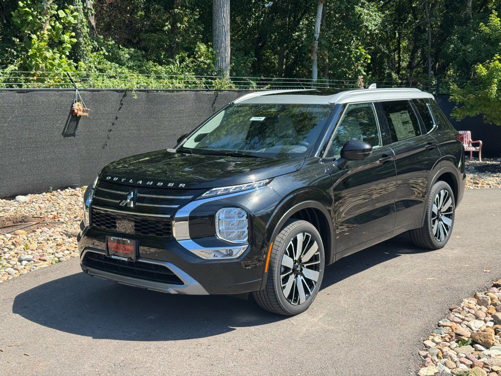 Used 2025 Mitsubishi Outlander AWD image 1