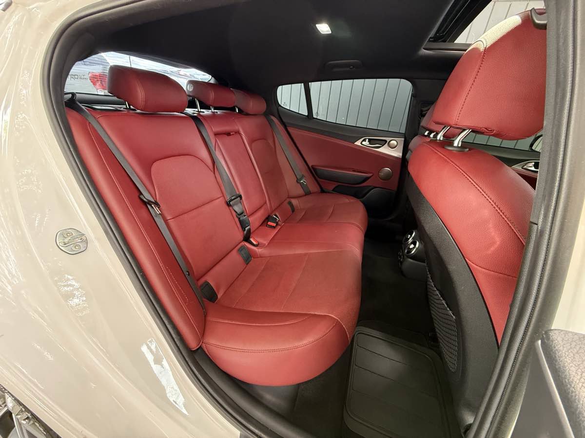Used 2018 Kia Stinger GT1 image 12