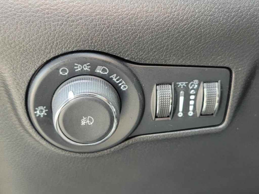 Used 2024 Jeep Compass Latitude AWD/4WD image 34