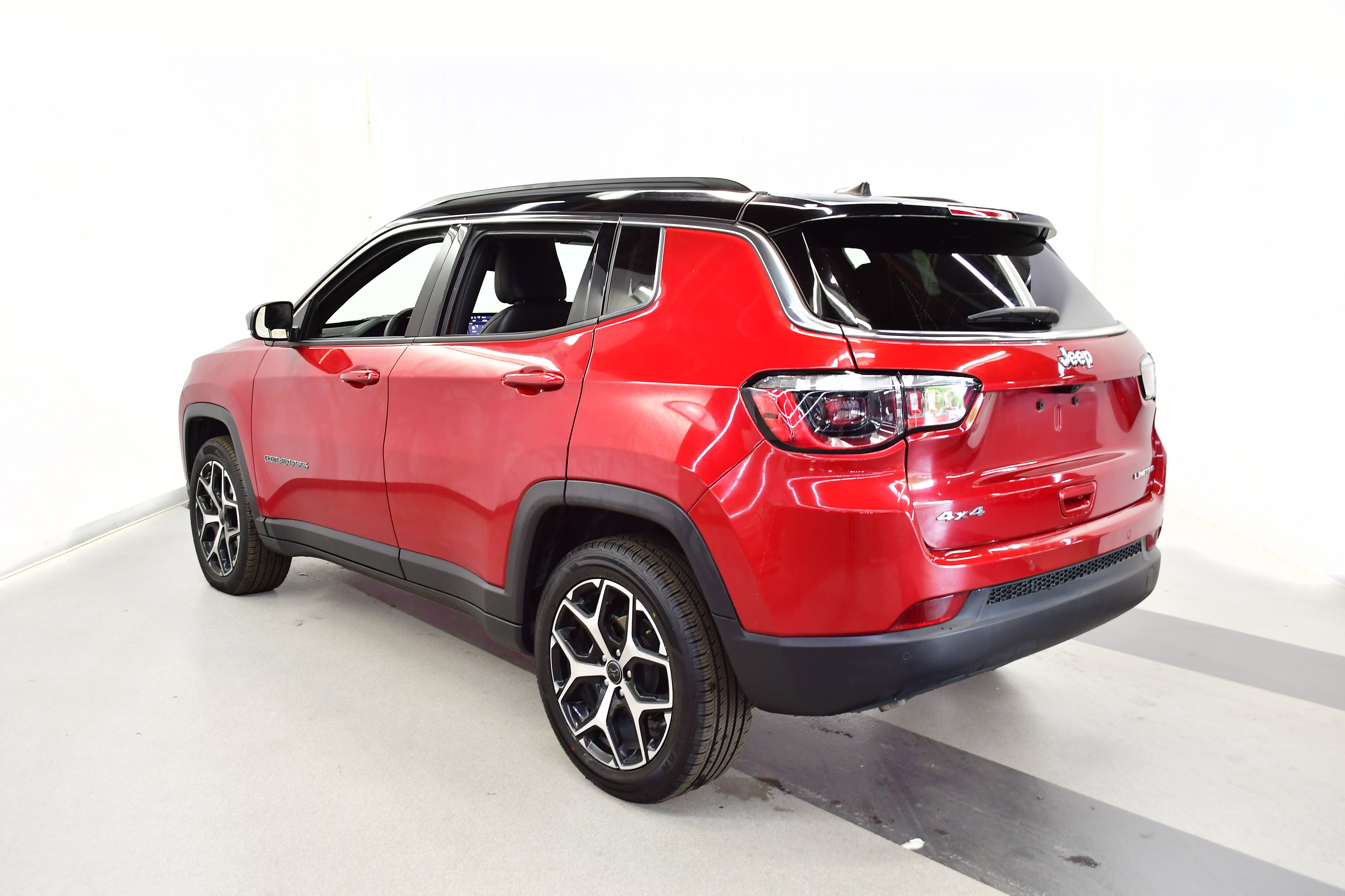 Used 2025 Jeep Compass Limited AWD/4WD image 5