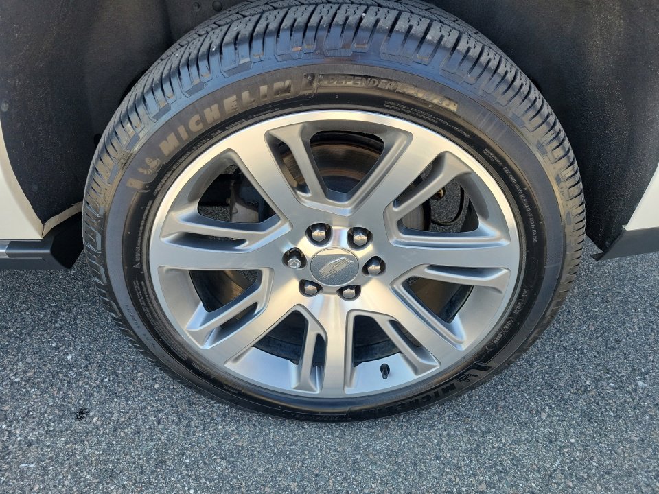 Used 2020 Cadillac Escalade ESV Premium Luxury image 27