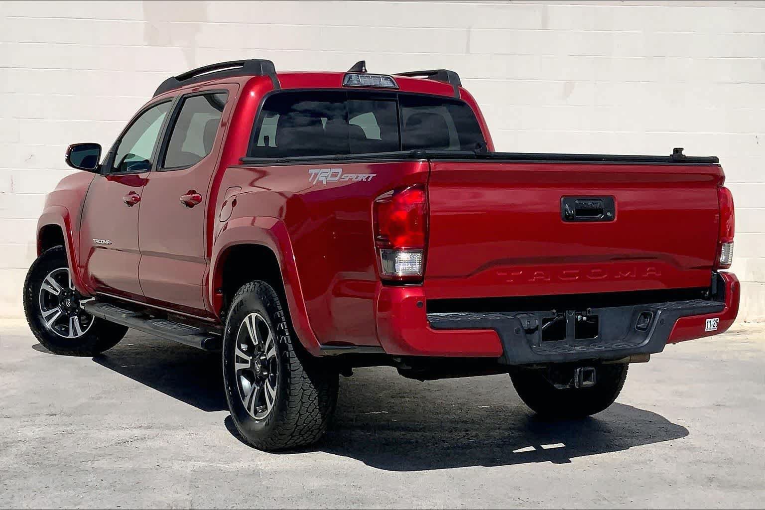 Used 2017 Toyota Tacoma TRD Sport RWD image 4