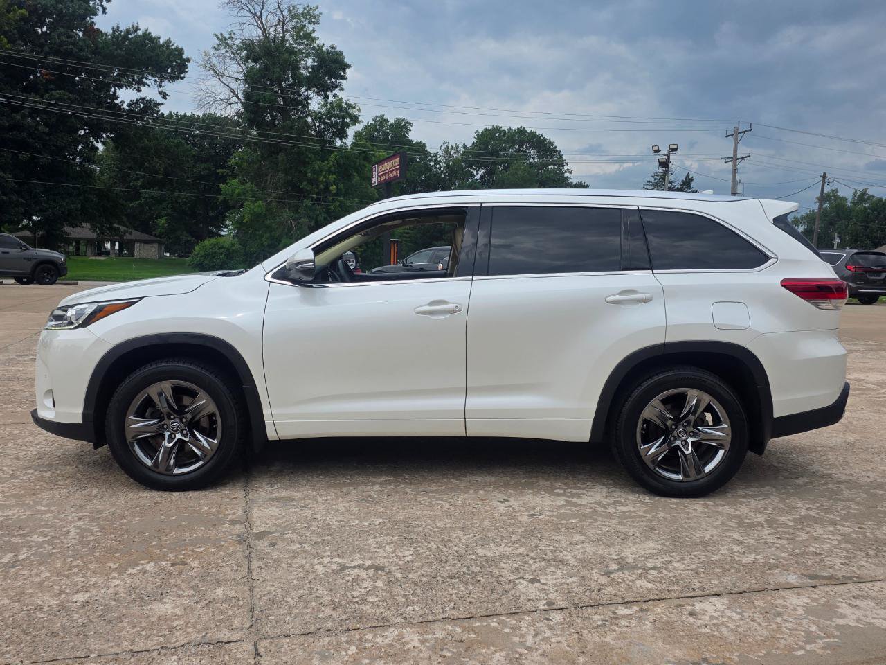 Used 2017 Toyota Highlander Limited Platinum AWD/4WD image 8