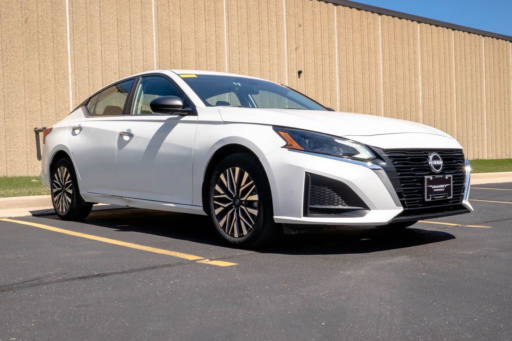 Used 2024 Nissan Altima 2.5 SV AWD/4WD image 2