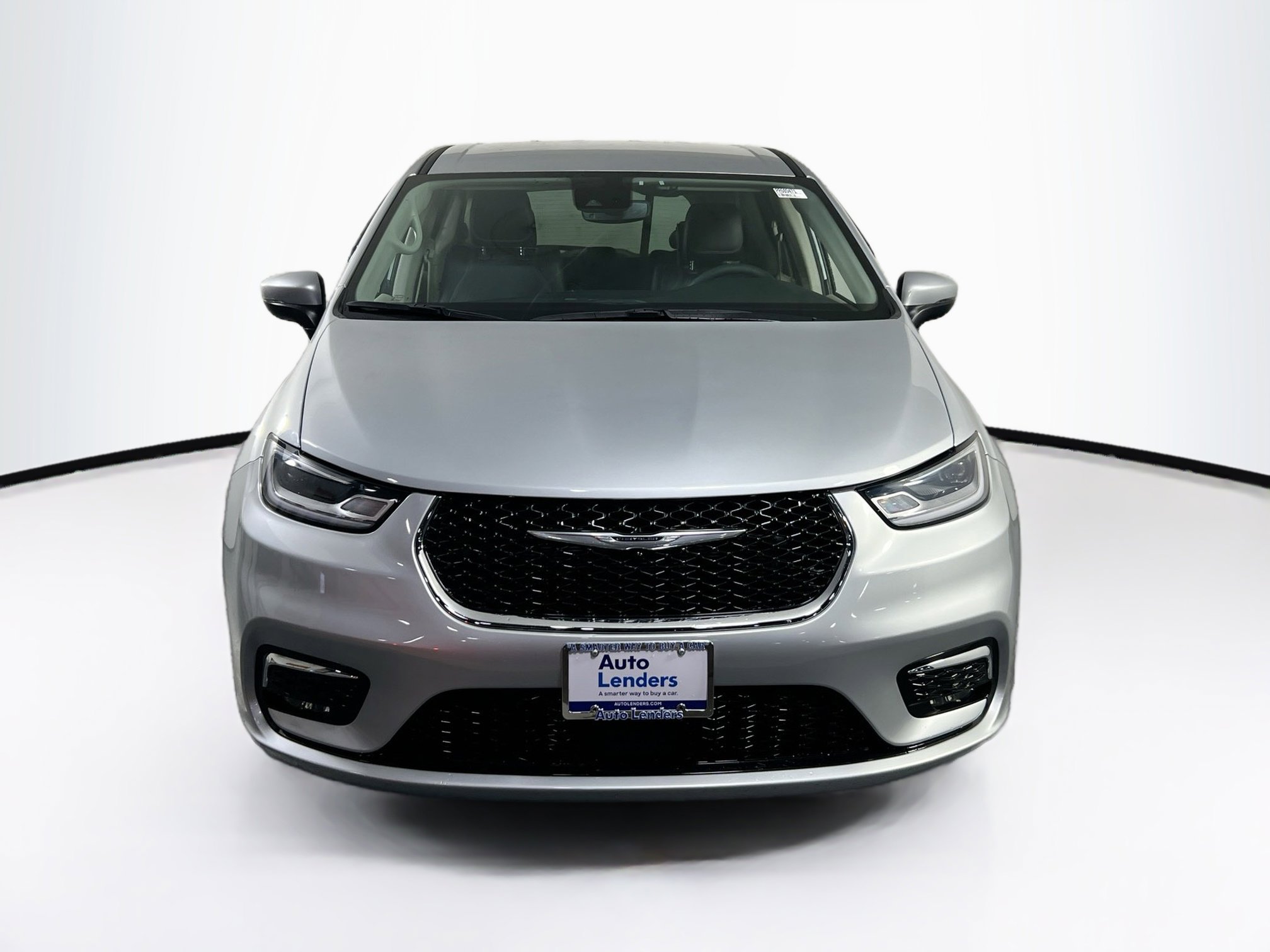 Used 2023 Chrysler Pacifica Touring-L w/ Uconnect Theater Family Group image 2