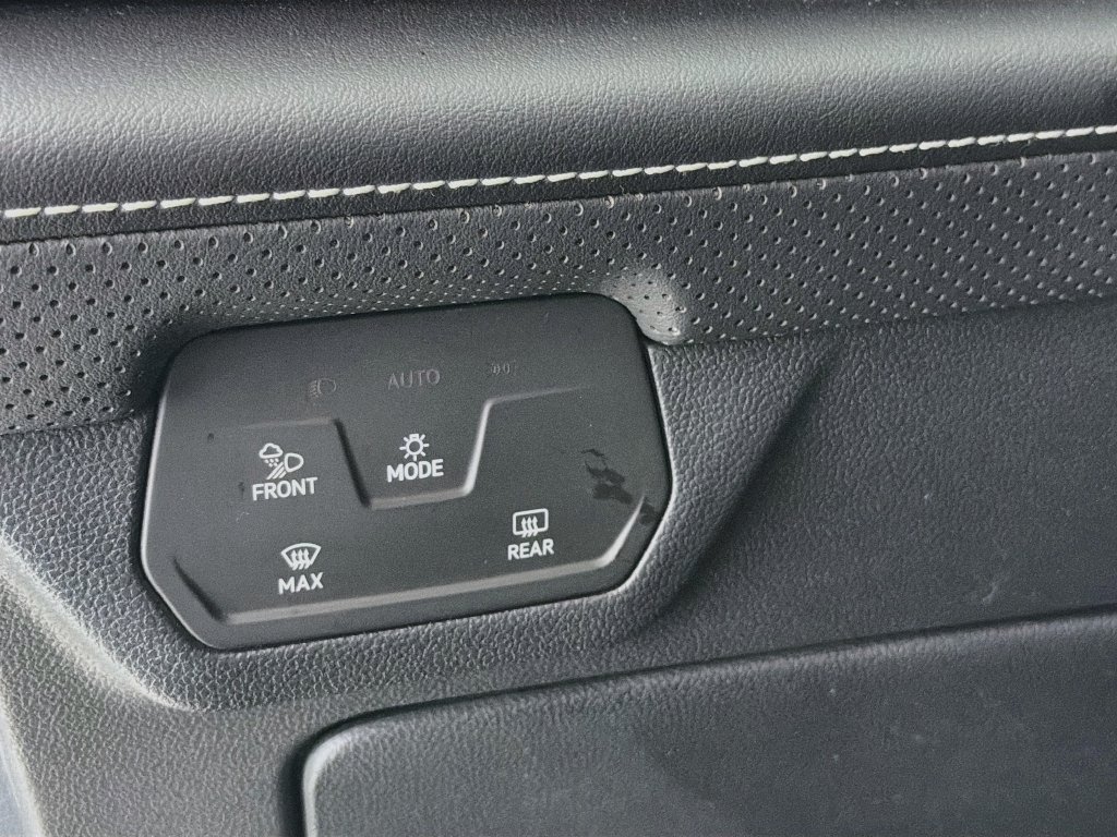 Used 2024 Volkswagen Atlas SE w/ Panoramic Sunroof Package FWD image 13