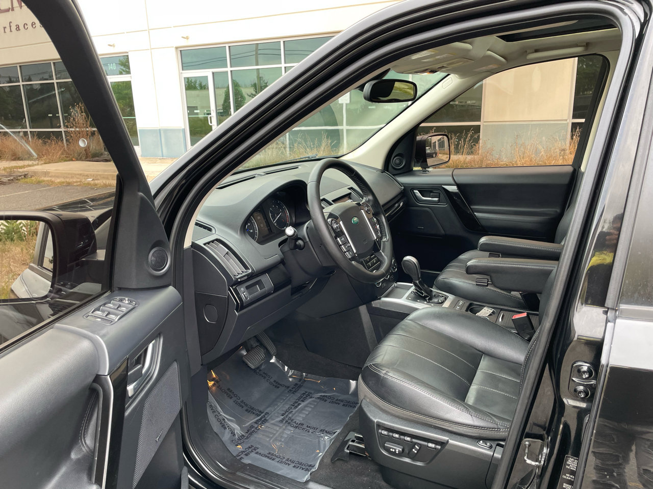 Used 2015 Land Rover LR2 HSE image 9