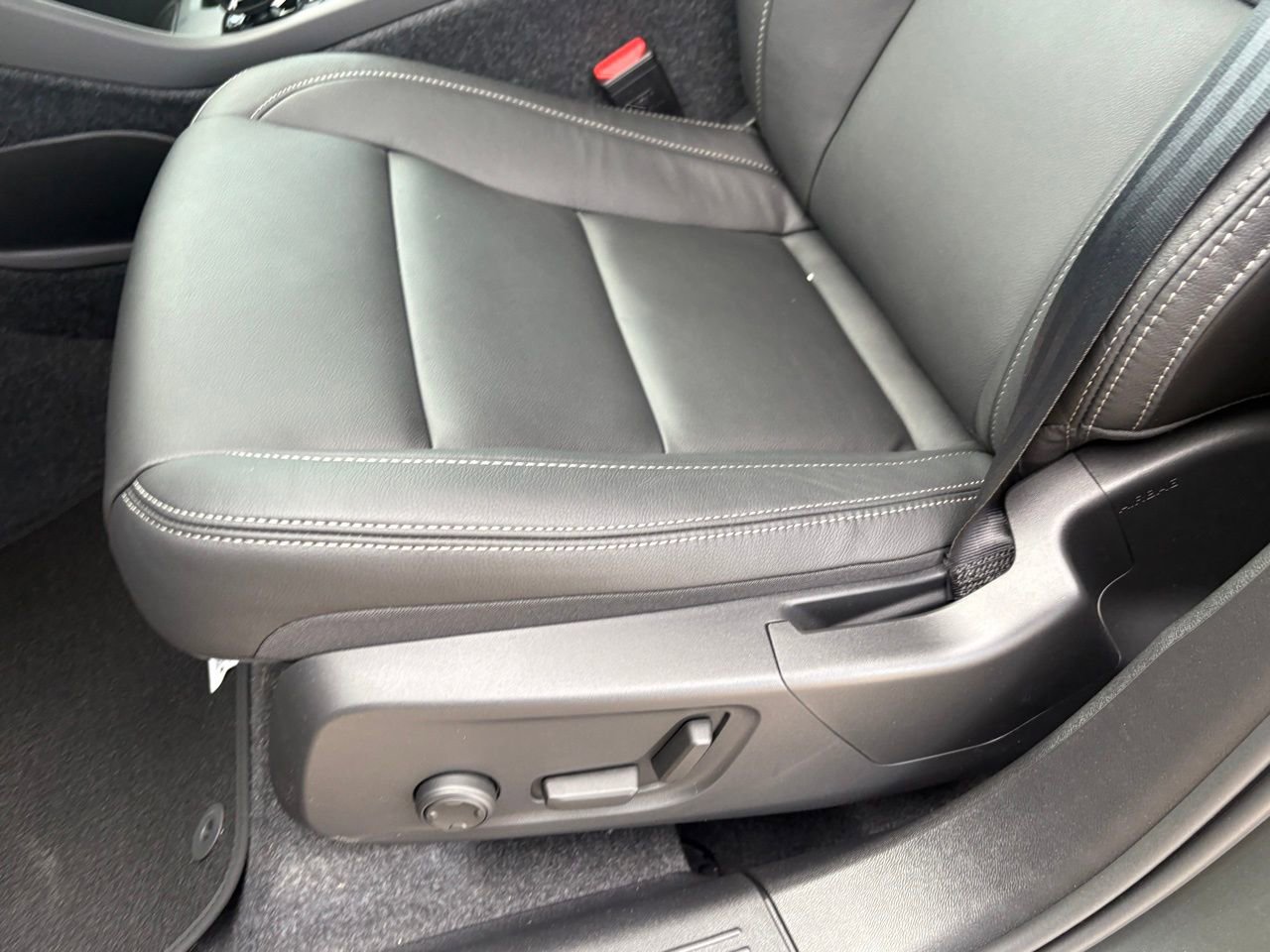 New 2026 Volvo XC40 B5 Core w/ Climate Package image 20