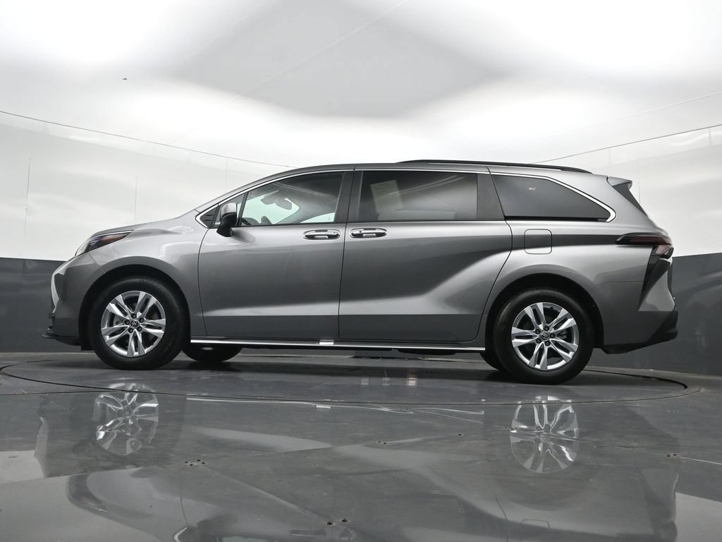 Used 2026 Toyota Sienna XLE FWD image 37