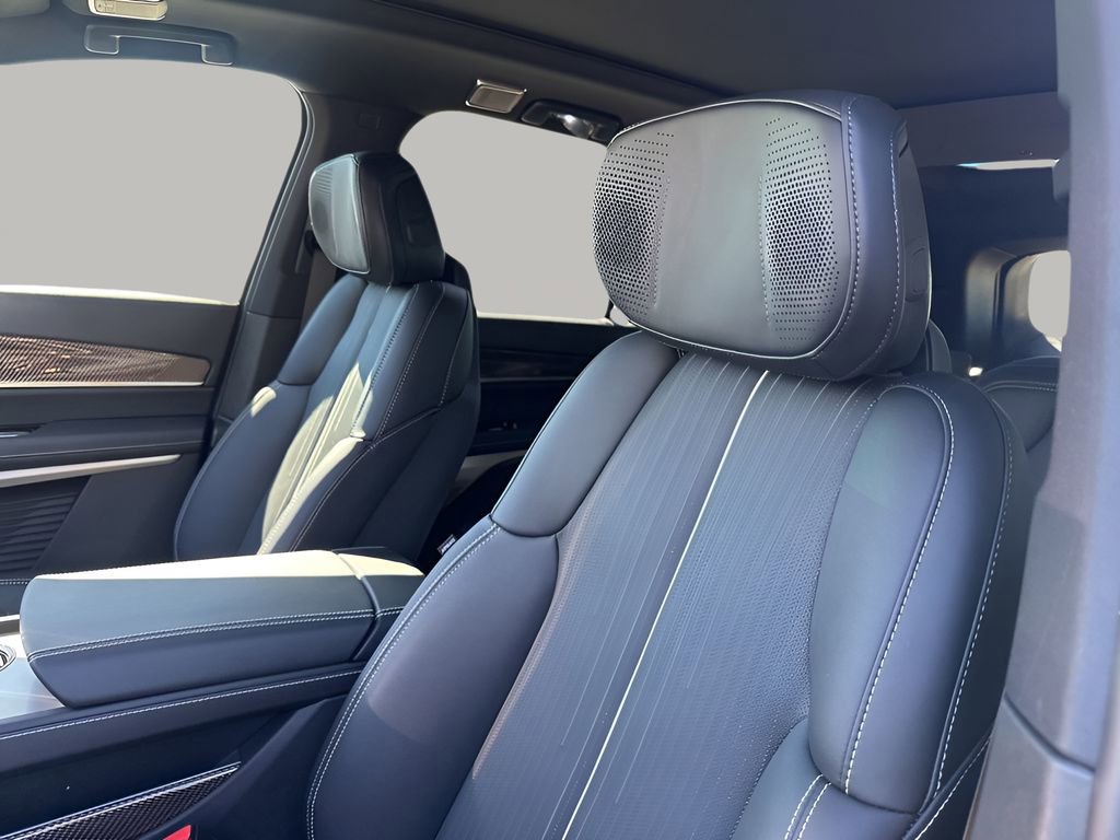 New 2026 Cadillac Vistiq Sport w/ LPO, Floor Liner Package image 27