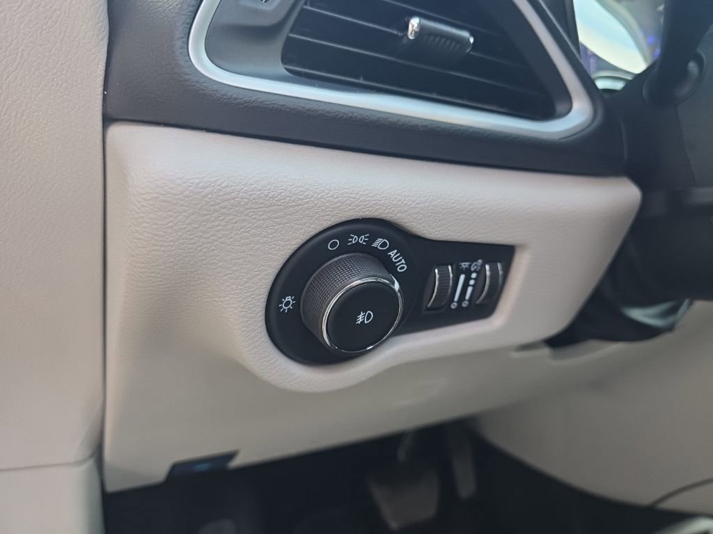 Used 2024 Chrysler Pacifica Touring-L image 17