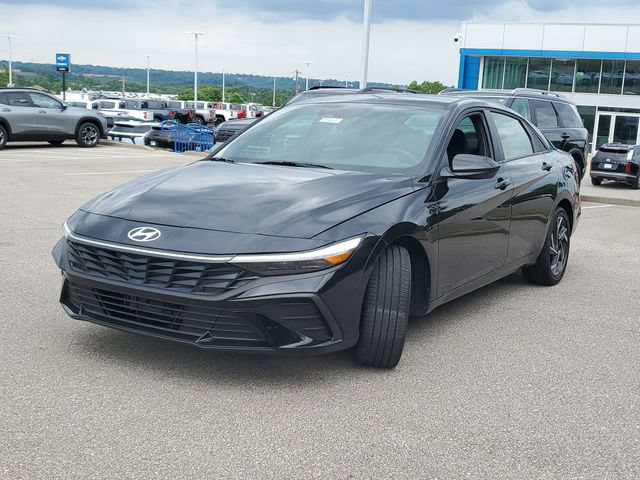 Certified 2025 Hyundai Elantra SEL FWD image 2