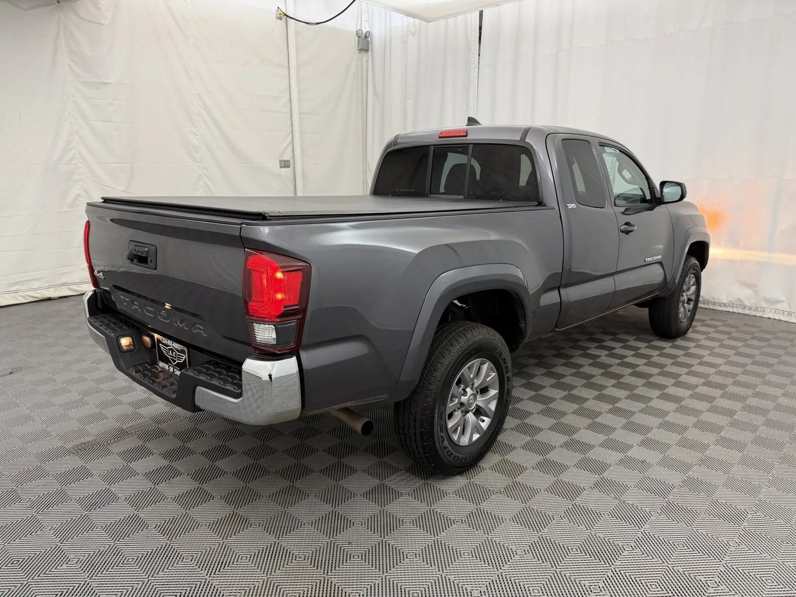Used 2018 Toyota Tacoma SR5 w/ SR5 Appearance Package (SM) AWD/4WD image 5