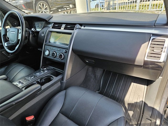 Used 2020 Land Rover Discovery Landmark image 12