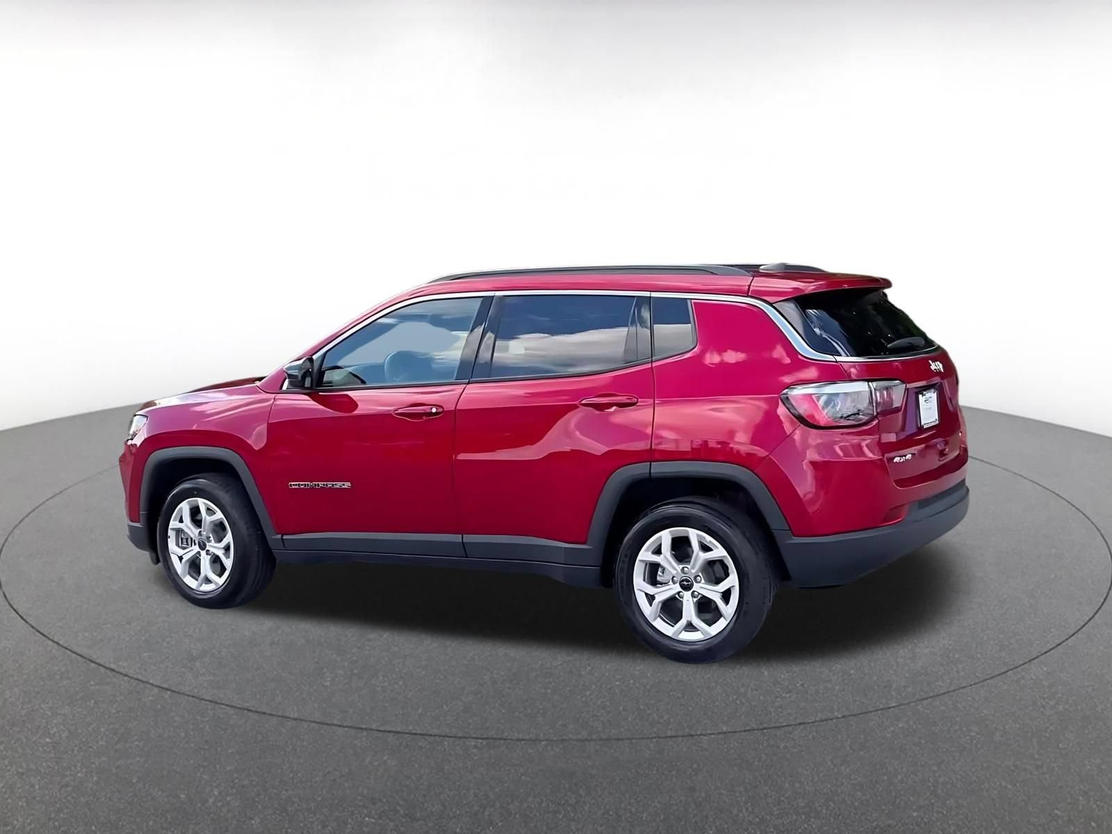 Used 2025 Jeep Compass Latitude AWD/4WD image 9