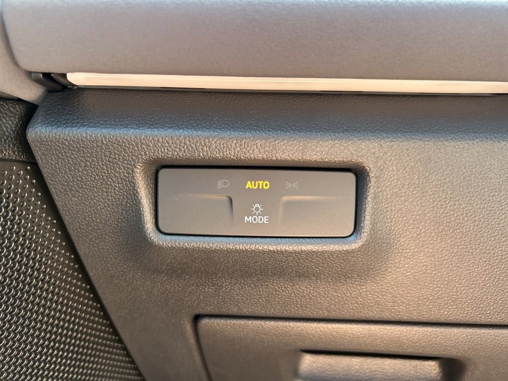 New 2025 Volkswagen Tiguan SE image 25