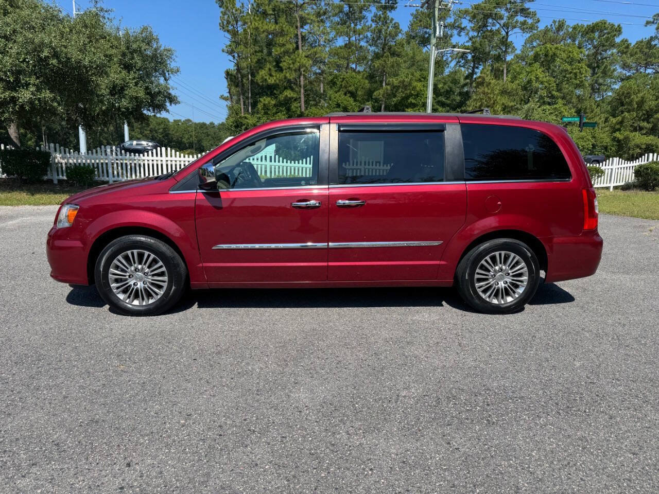 Used 2013 Chrysler Town & Country Touring-L w/ Entertainment Group #2 FWD image 3