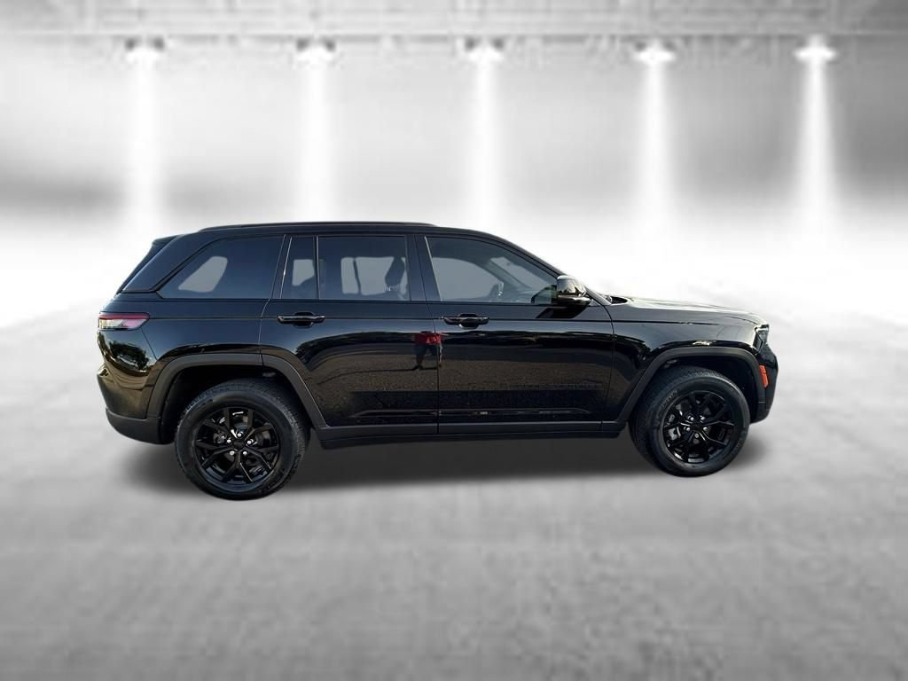 Used 2024 Jeep Grand Cherokee Altitude AWD/4WD image 3