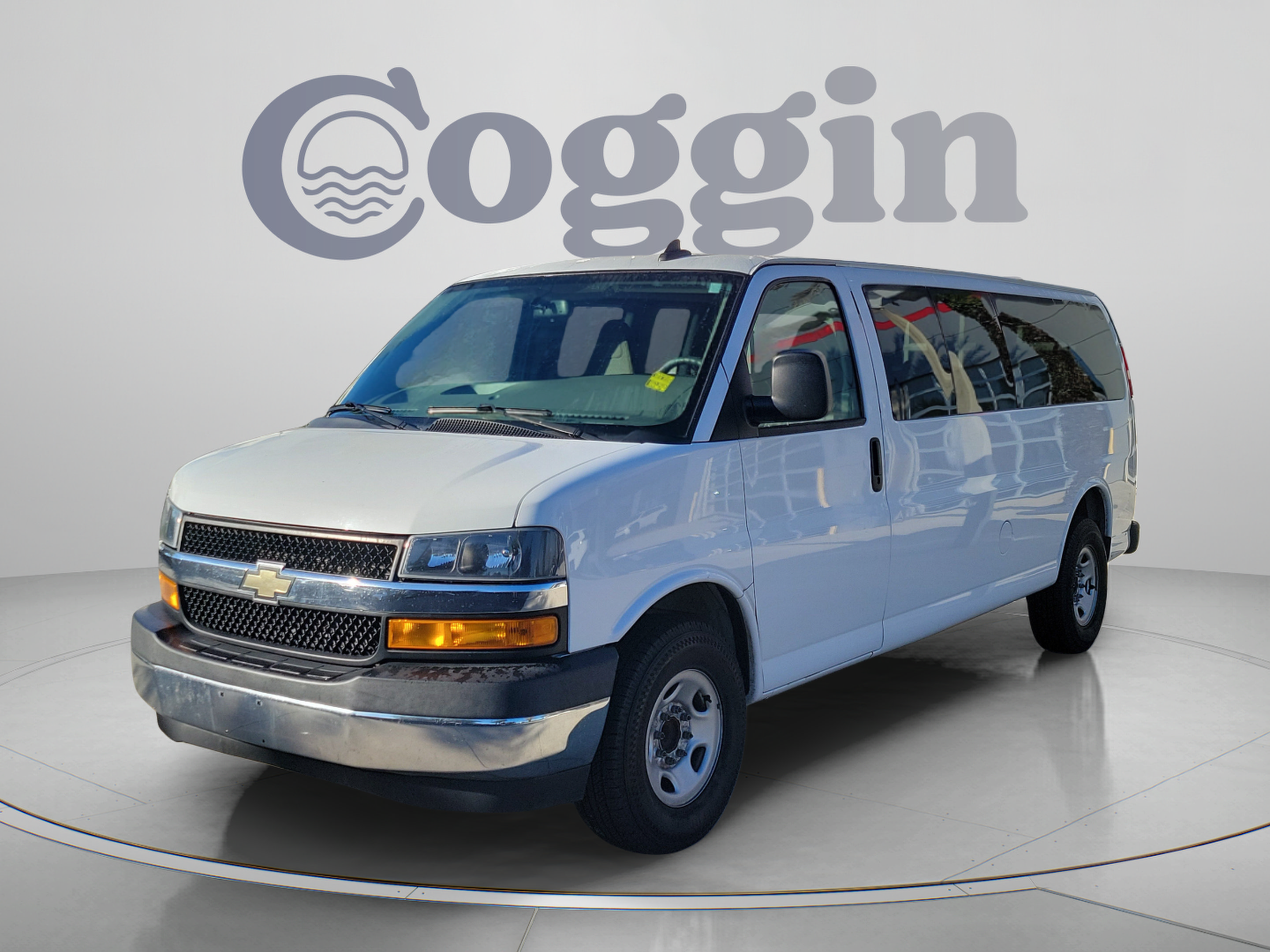 Used 2018 Chevrolet Express 3500 LT w/ LT Preferred Equipment Group RWD image 2