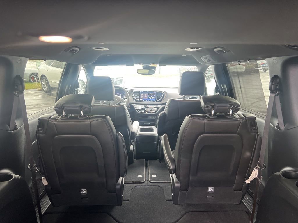 Used 2025 Chrysler Pacifica Select image 11