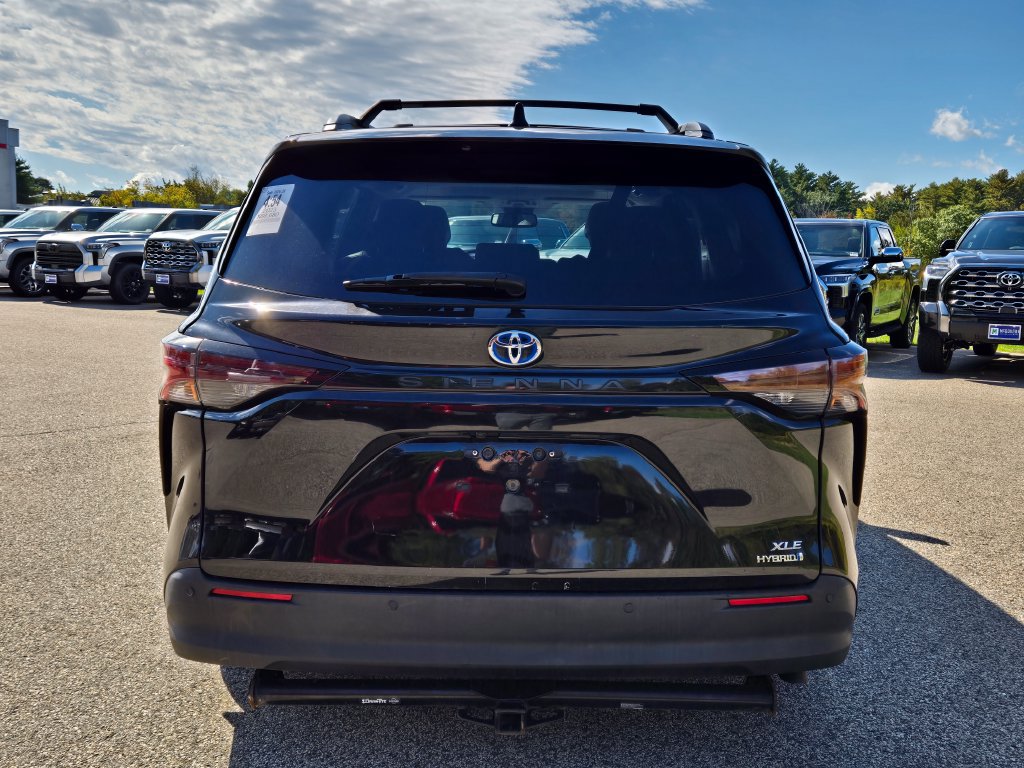 Used 2023 Toyota Sienna XLE FWD image 4
