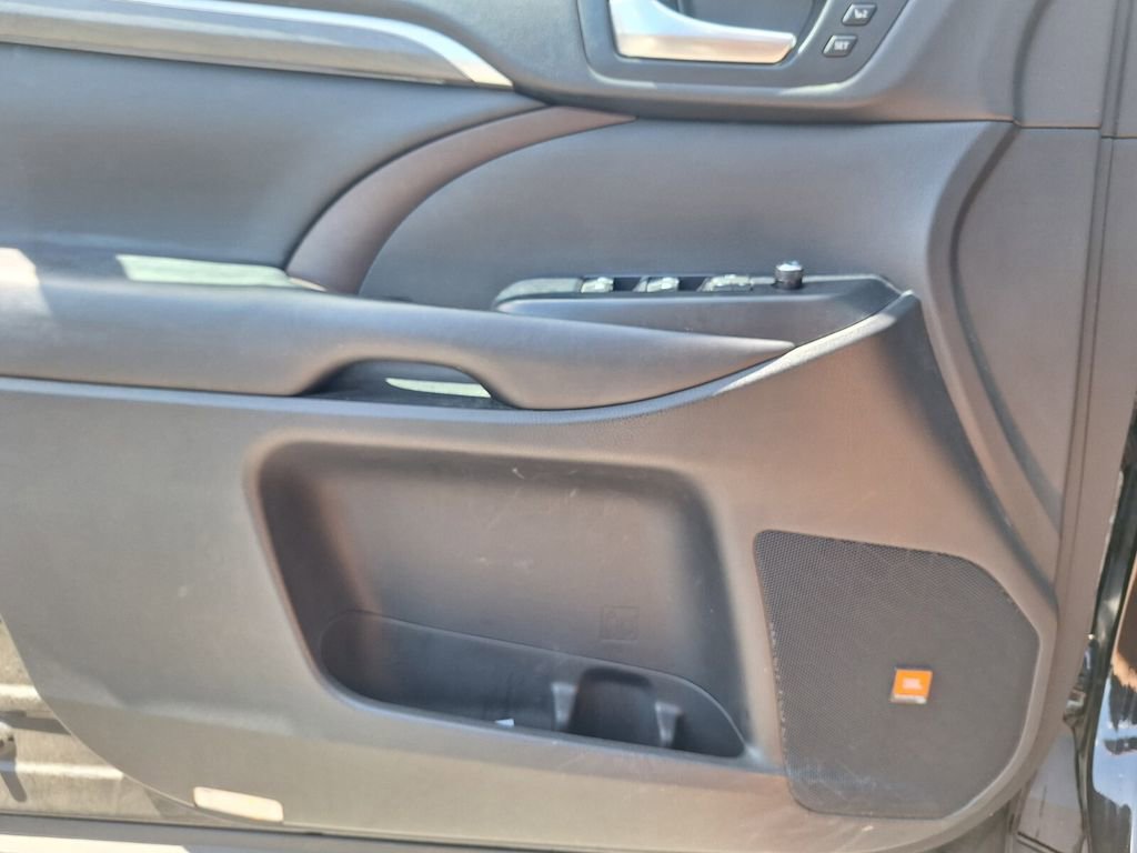 Used 2019 Toyota Highlander Limited AWD/4WD image 19