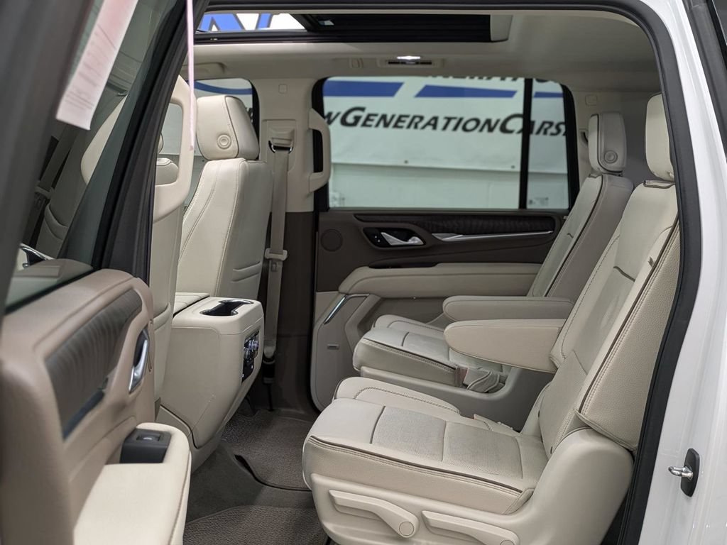Used 2022 GMC Yukon XL Denali AWD/4WD image 16