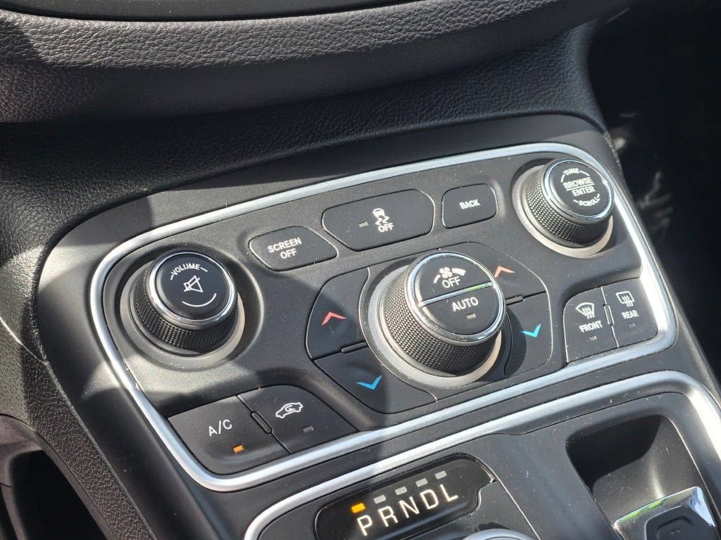 Used 2015 Chrysler 200 Limited w/ Convenience Group FWD image 24