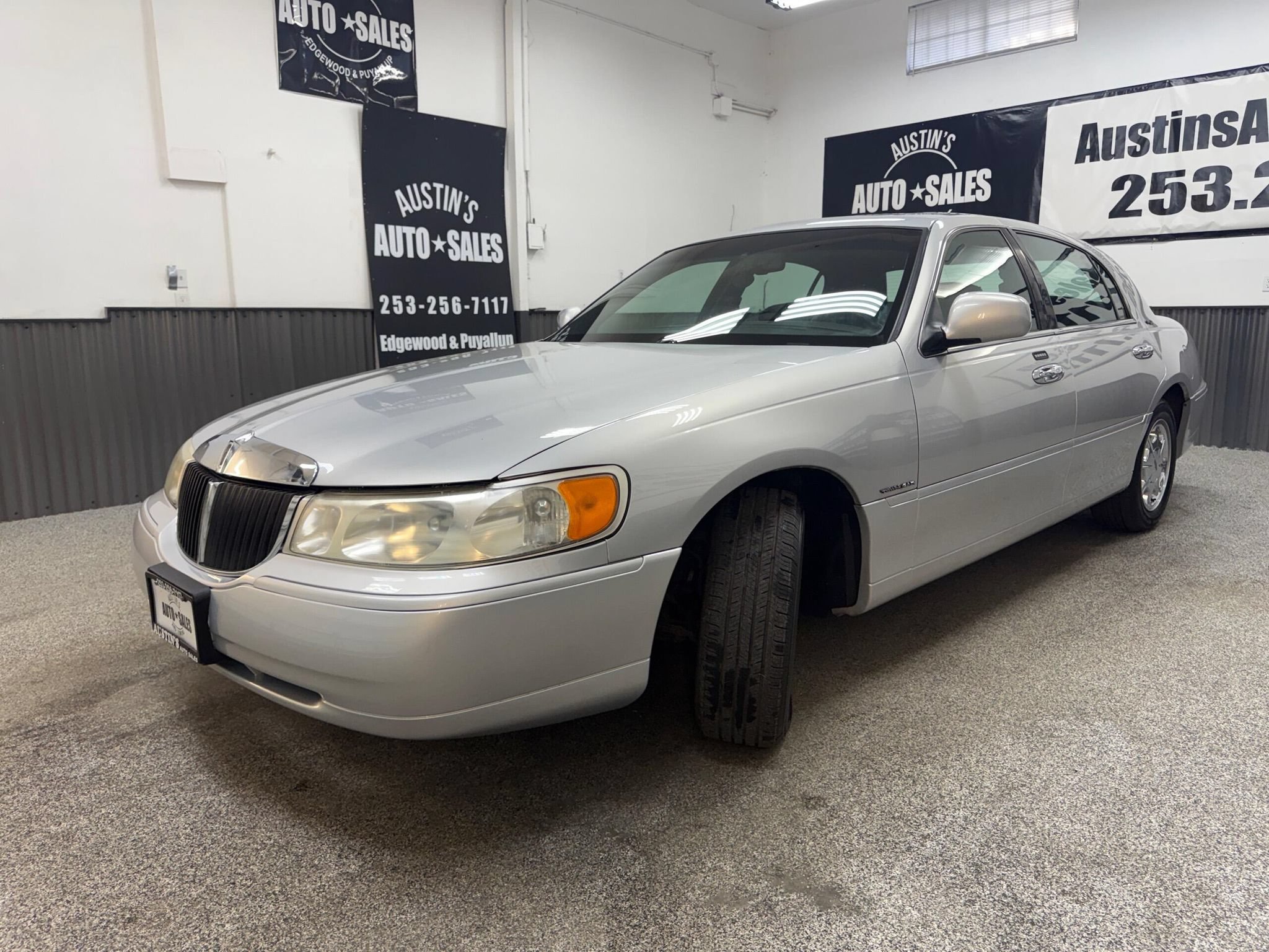 Used 2000 Lincoln Town Car Signature RWD image 6