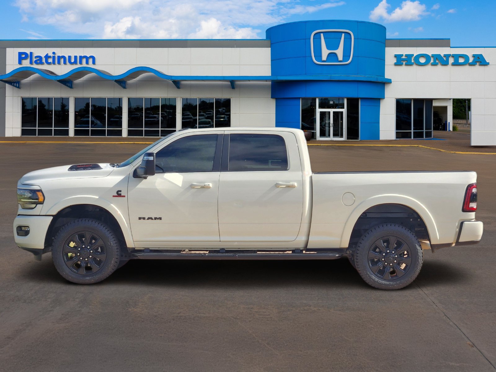 Used 2024 RAM 2500 Limited AWD/4WD image 3