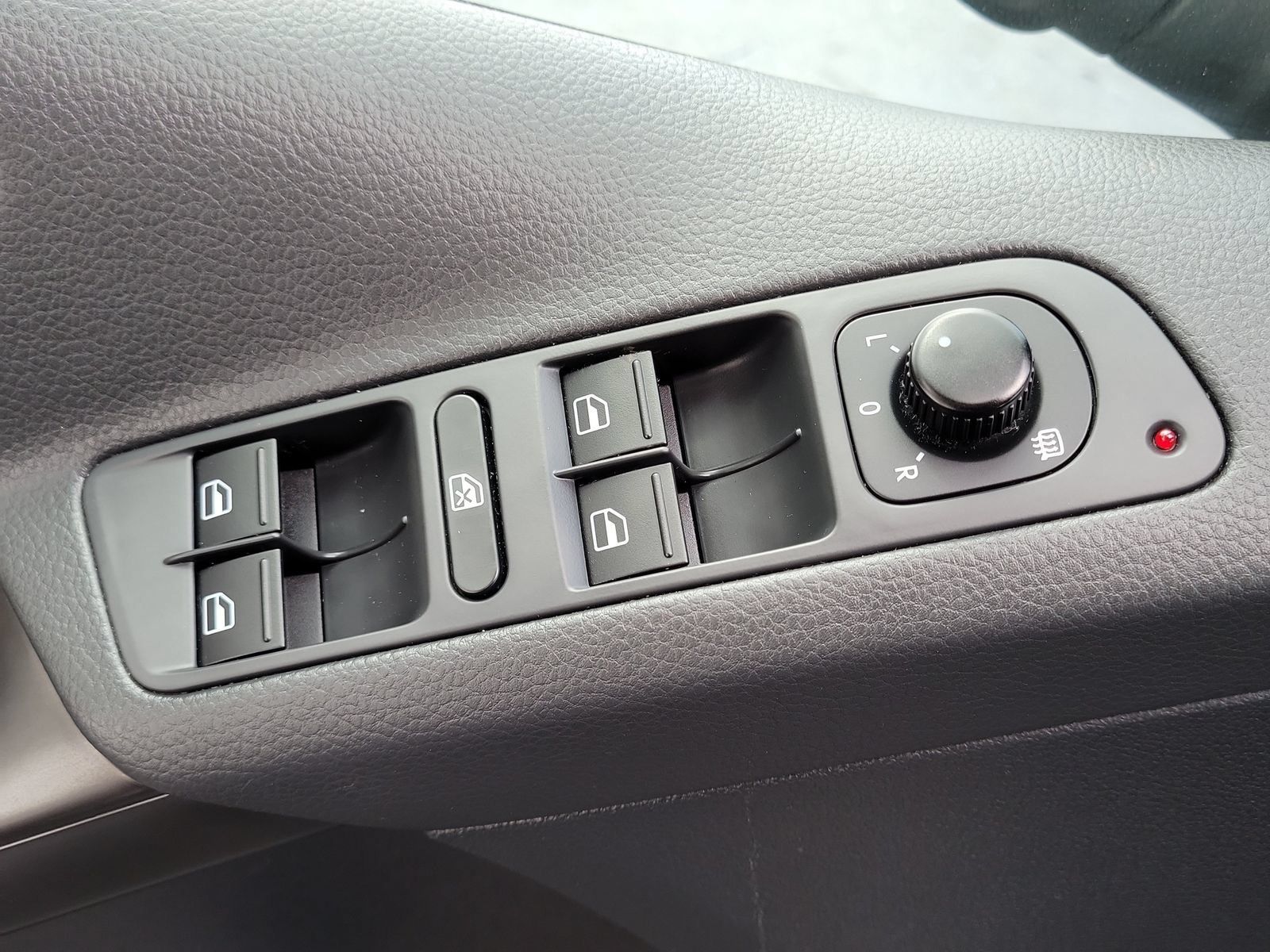 Used 2009 Volkswagen Tiguan S FWD image 16