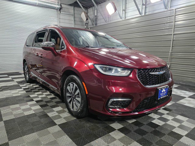 Used 2021 Chrysler Pacifica Limited w/ Uconnect Theater Family Group FWD image 4