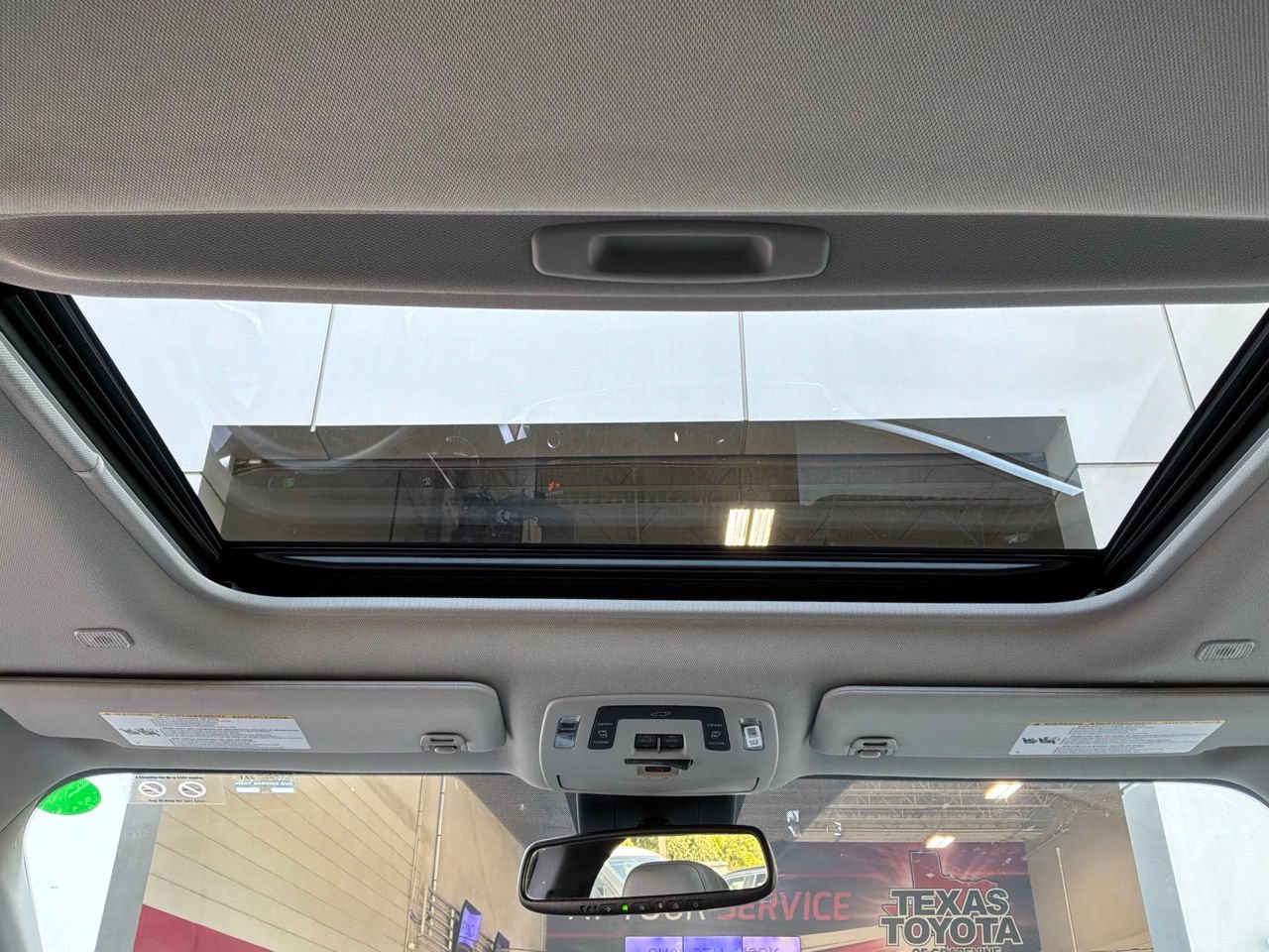Used 2025 Toyota Sienna XLE FWD image 23
