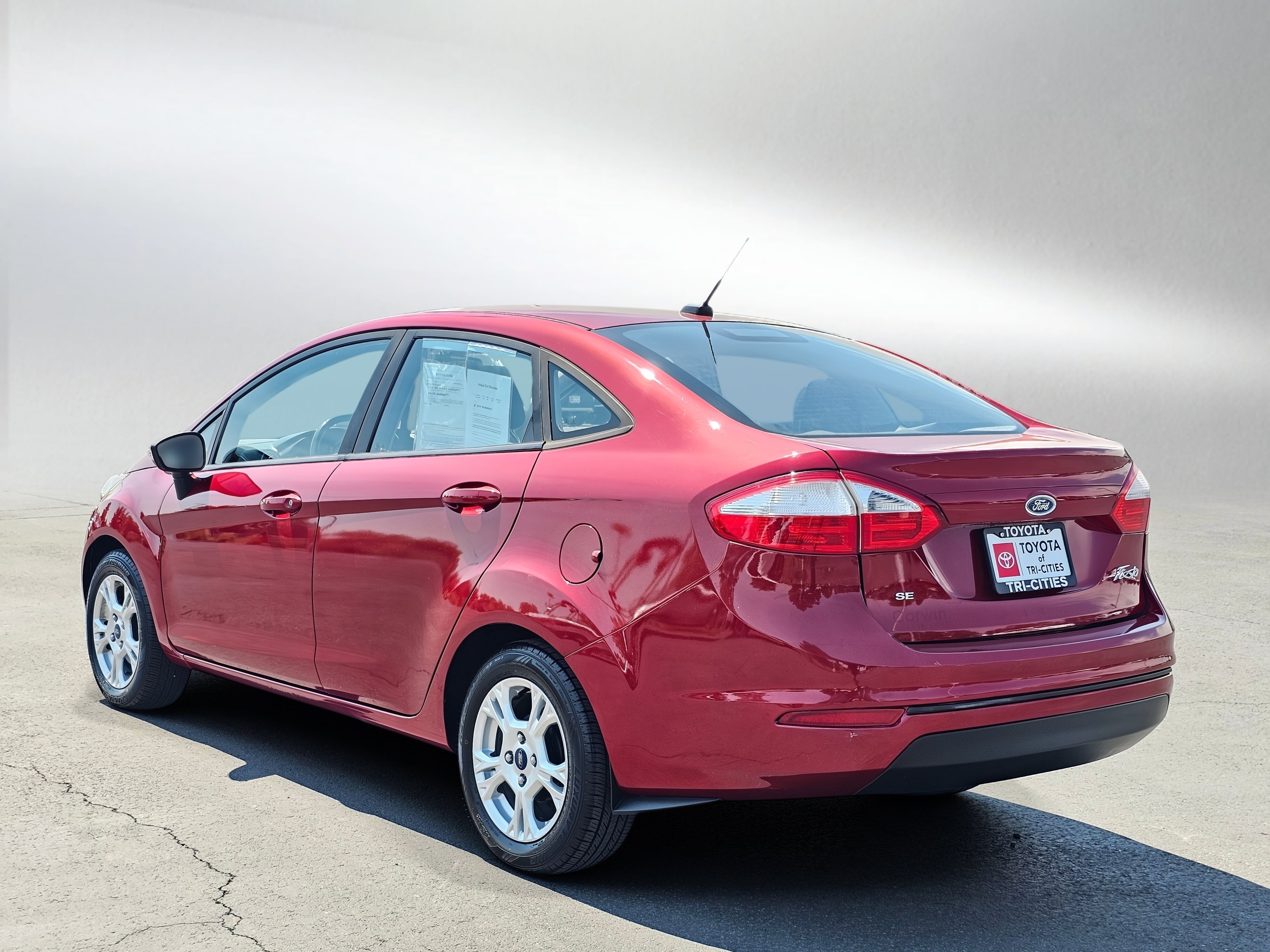 Used 2016 Ford Fiesta SE FWD image 3