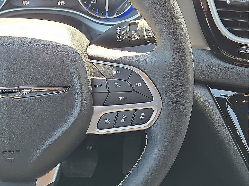 Used 2025 Chrysler Pacifica Select image 19