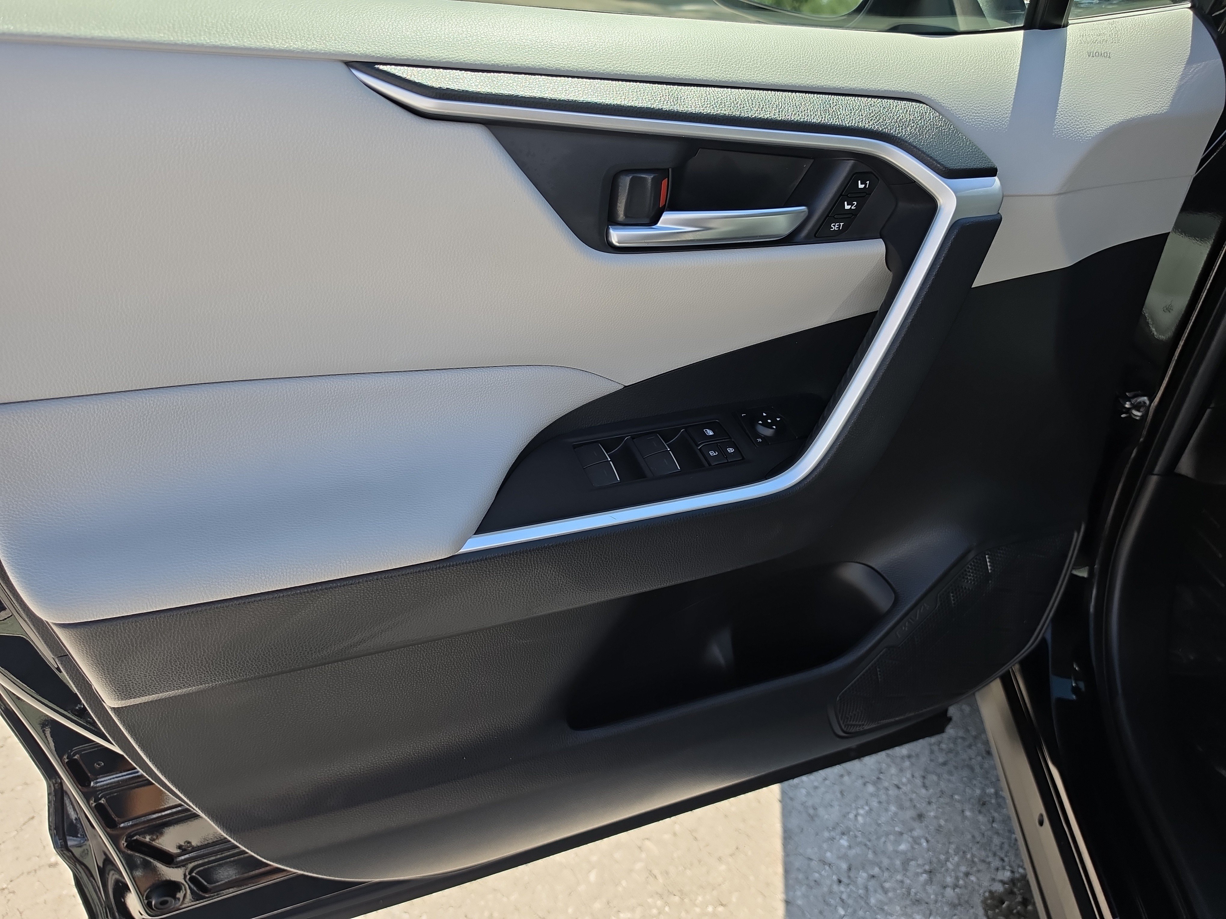 Used 2023 Toyota RAV4 XLE Premium FWD image 18