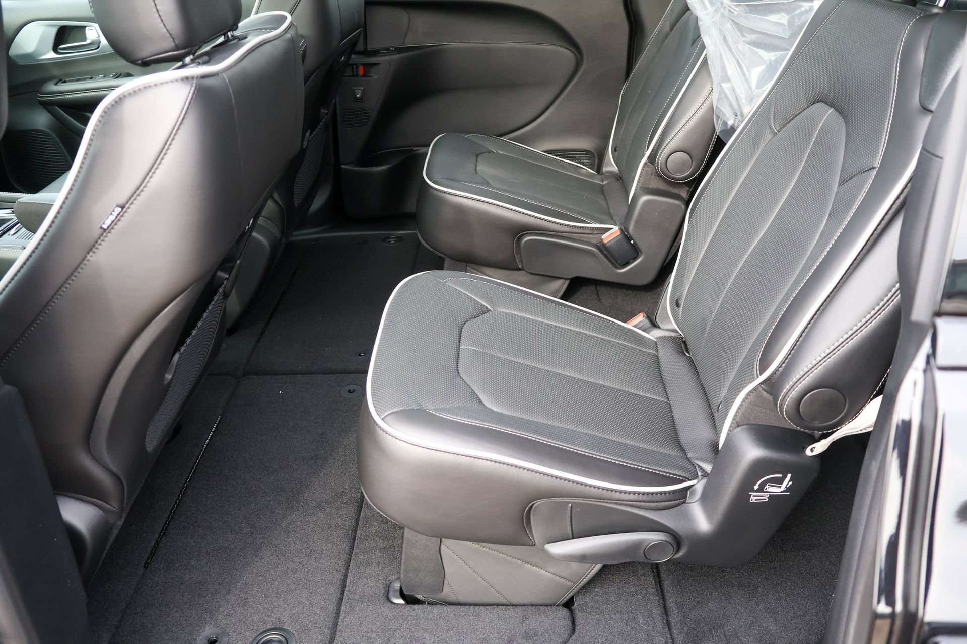 New 2026 Chrysler Pacifica Limited w/ S Appearance Package AWD/4WD image 15