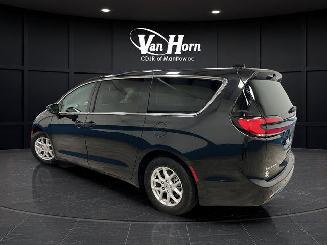 Used 2024 Chrysler Pacifica Touring-L FWD image 5