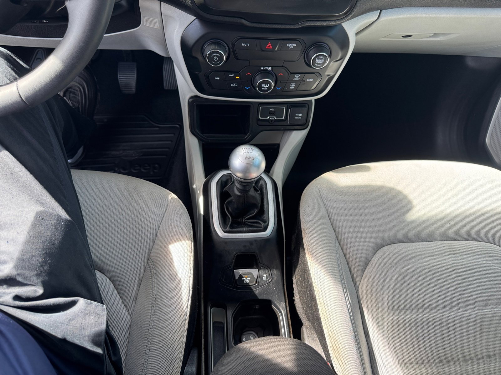 Used 2018 Jeep Renegade Latitude FWD image 17