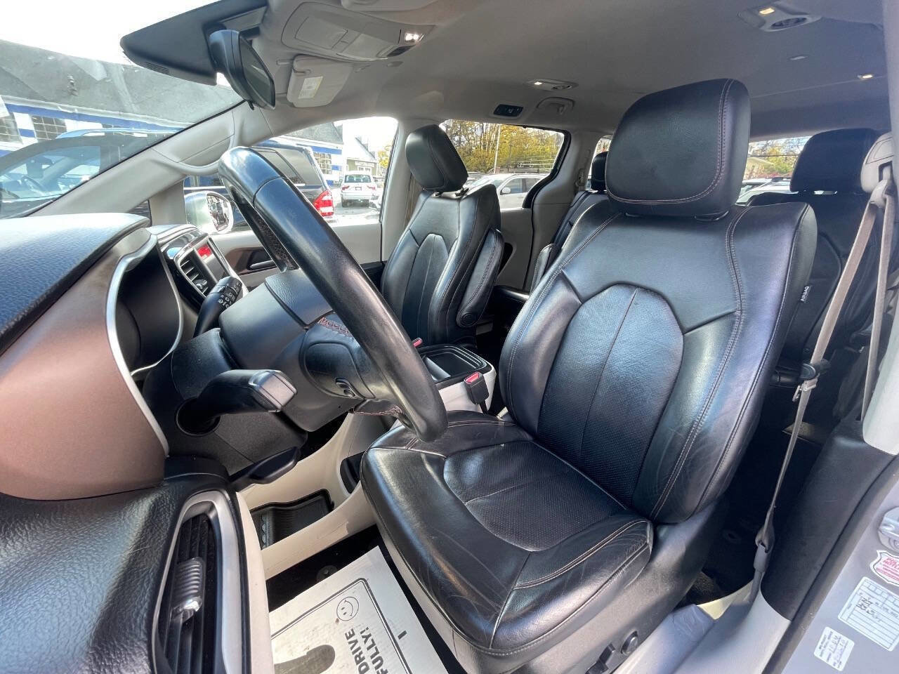 Used 2018 Chrysler Pacifica Touring-L image 11