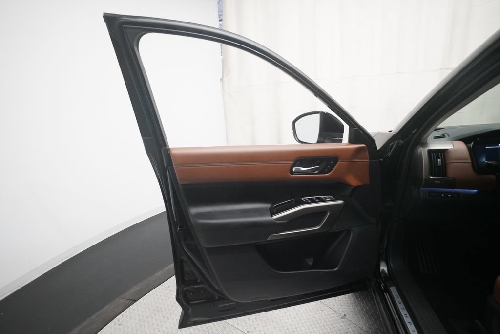 Used 2025 Nissan Pathfinder Platinum AWD/4WD image 28